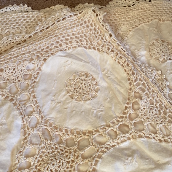 Cottagecore Crochet Pillowcase Set - Picture 2 of 3